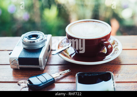 Tasse de café chaud , film appareil smartphone et sur la plaque de bois clé Banque D'Images