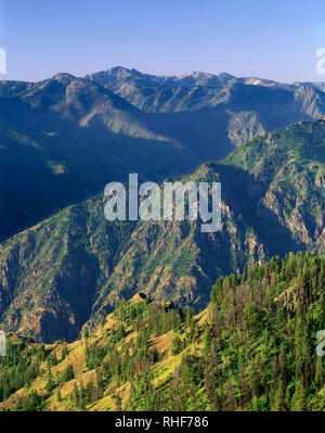 USA, Ohio, Hells Canyon National Recreation Area, vue au sud de Hat Point révèle des crêtes boisées et les vallées de Hells Canyon et sur les pics dans Banque D'Images