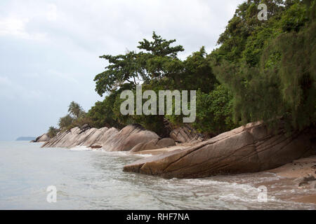 Île tropicale, forêt épaisse et de grands rochers sur la mer à Hat Thong Reng Banque D'Images