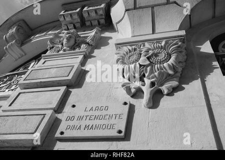 Décoration fleur traditionnelle Corniche taillée dans du marbre avec sculpture d'un visage au-dessus Banque D'Images