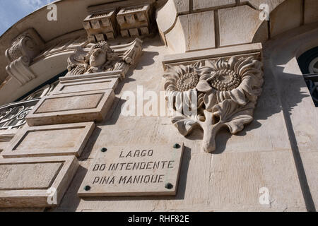 Décoration fleur traditionnelle Corniche taillée dans du marbre avec sculpture d'un visage au-dessus Banque D'Images