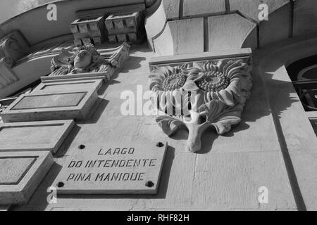 Décoration fleur traditionnelle Corniche taillée dans du marbre avec sculpture d'un visage au-dessus Banque D'Images