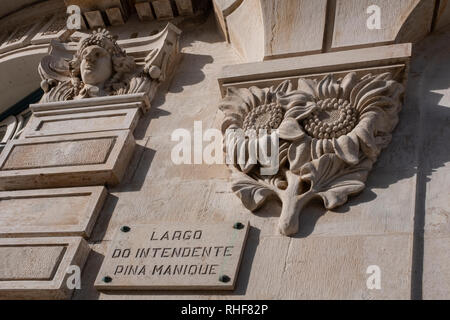 Décoration fleur traditionnelle Corniche taillée dans du marbre avec sculpture d'un visage au-dessus Banque D'Images