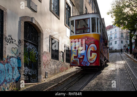 Les tramways de Lisbonne descendre une pente raide à côté de maisons traditionnelles Banque D'Images