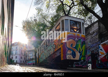Les tramways de Lisbonne descendre une pente raide à côté de maisons traditionnelles Banque D'Images