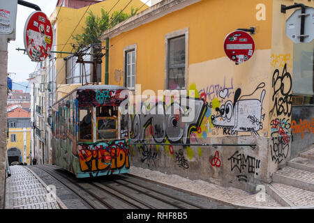 Couleurs vives traditionnelles Tramway Lisbonne pente raide descente Banque D'Images