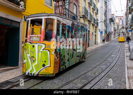 Couleurs vives traditionnelles Tramway Lisbonne pente raide descente Banque D'Images