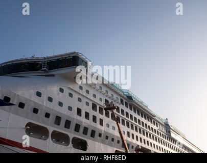 Bateau de croisière navire ancré dans le port de Lisbonne Portugal Banque D'Images