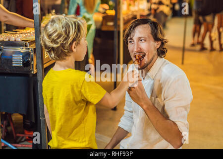 Père et fils sont des touristes sur Walking street Asian Food Market Banque D'Images