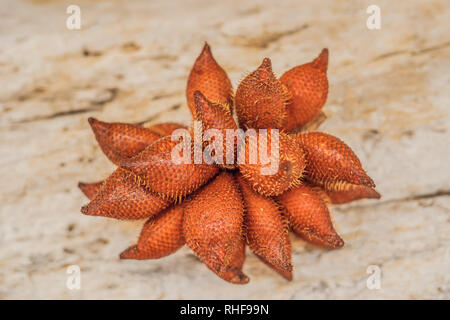 Fruits rouges frais rouge, Salacca Salacca sur table en bois Banque D'Images