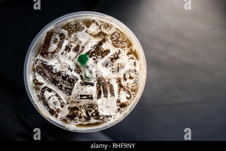 Vue de dessus de la glace du café dans un plasstic avec de la paille de verre Banque D'Images