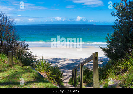 Vue sur l'eau de plage dans la ville de Huskisson, NSW, Australie, une petite ville côtière connue comme passerelle vers la région de la Baie de Jervis Banque D'Images