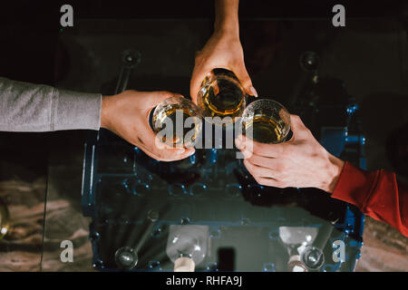 Vue d'en haut. Mains de gens avec des verres de whisky ou de vin, la célébration et le grillage de la réunion, mariage ou autre célébration Banque D'Images