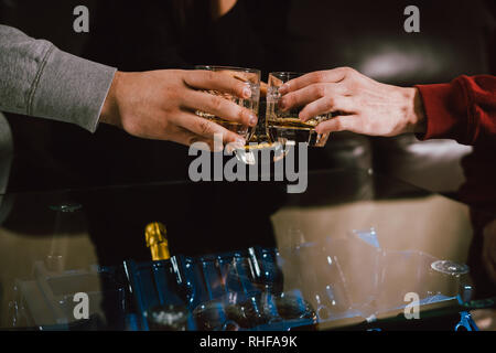 Vue d'en haut. Mains de gens avec des verres de whisky ou de vin, la célébration et le grillage de la réunion, mariage ou autre célébration Banque D'Images