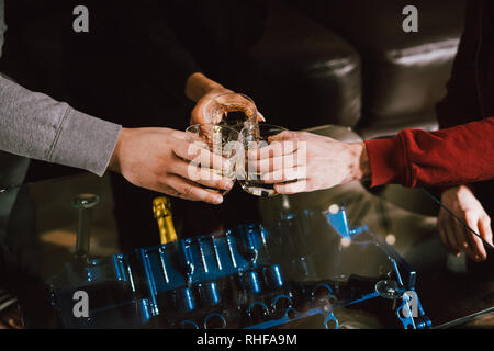 Vue d'en haut. Mains de gens avec des verres de whisky ou de vin, la célébration et le grillage de la réunion, mariage ou autre célébration Banque D'Images