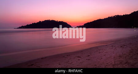 Coucher du soleil couleurs rose et violet dans une plage tropicale goa inde Banque D'Images