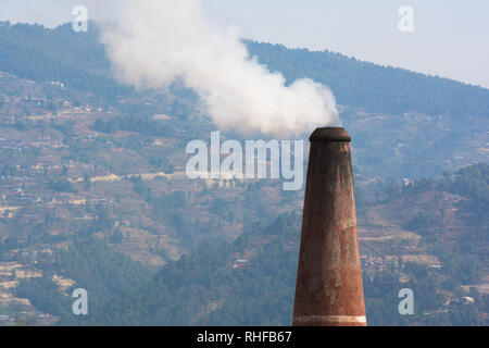 La fumée blanche sortant de cheminée industrielle avec smokey fond de ciel. La pollution de l'air, effet de serre et le réchauffement de la notion de problème. Banque D'Images