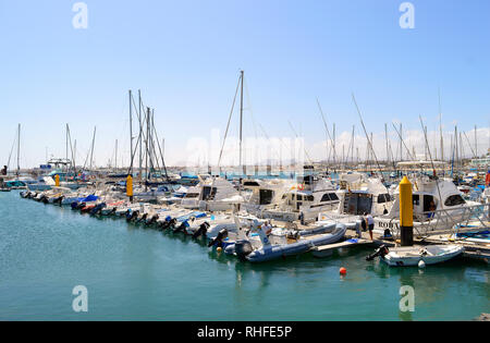 Bateaux de touristes et de yachts dans le port de Corralejo Banque D'Images