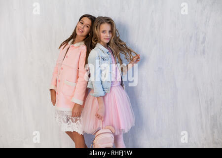 Deux jeunes filles à la mode petite amie en uniforme Banque D'Images