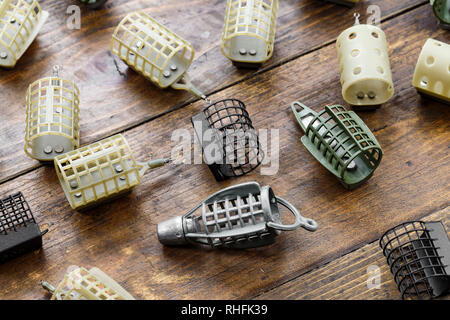 Accessoires nécessaires pour la pêche d'alimentation sur une planche de bois. Les mangeoires d'alimentation Vue de côté. Banque D'Images