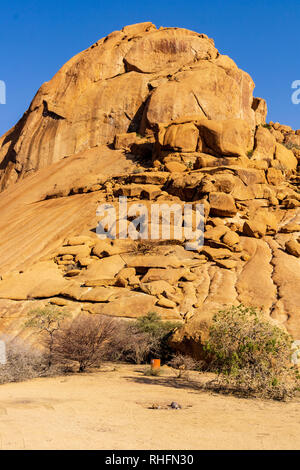 Close up rock les modèles de montagne de granit au lever du soleil en plein air Namibie Spitzkoppe, Banque D'Images