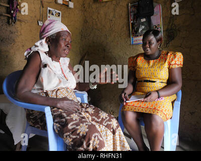 KENYA Mombasa, le bidonville du Bangladesh. Caroline Osong, travailleur social de la clinique Bangladesh visiter des patients à leur domicile. Ici la visite 79-year-old Rose Muyuka, grand-mère qui a perdu ses enfants à cause du SIDA. Rose souffre de diabète et est partiellement aveugles. Banque D'Images