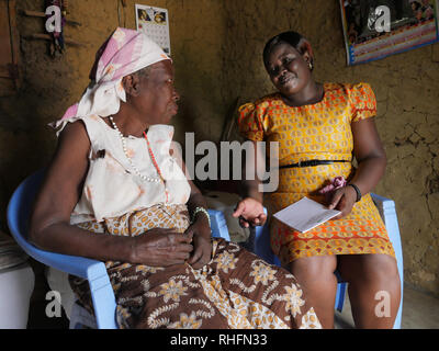 KENYA Mombasa, le bidonville du Bangladesh. Caroline Osong, travailleur social de la clinique Bangladesh visiter des patients à leur domicile. Ici la visite 79-year-old Rose Muyuka, grand-mère qui a perdu ses enfants à cause du SIDA. Rose souffre de diabète et est partiellement aveugles. Banque D'Images