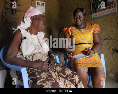 KENYA Mombasa, le bidonville du Bangladesh. Caroline Osong, travailleur social de la clinique Bangladesh visiter des patients à leur domicile. Ici la visite 79-year-old Rose Muyuka, grand-mère qui a perdu ses enfants à cause du SIDA. Rose souffre de diabète et est partiellement aveugles. Banque D'Images