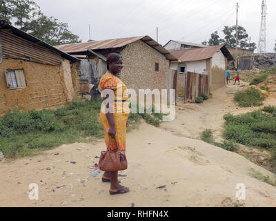 KENYA Mombasa, le bidonville du Bangladesh. Caroline Osong, travailleur social de la clinique Bangladesh visiter des patients à leur domicile. Banque D'Images