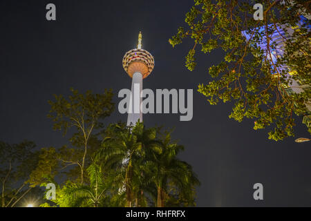 Une vue de la nuit dans la tour Menara Kuala Lumpur, Malaisie Banque D'Images