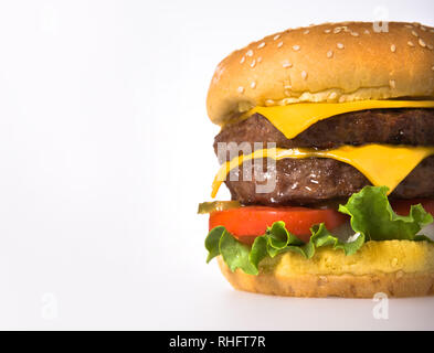 Double viande géante, double cheeseburger sur fond blanc Banque D'Images