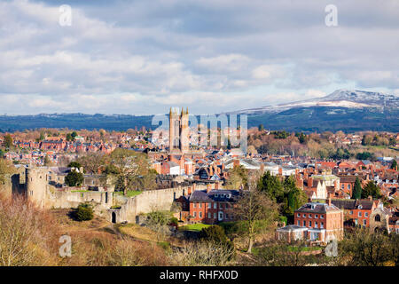 Ludlow Castle en hiver, avec une mince couche de neige sur les collines au loin. Photo prise à partir de Whitcliffe, commune donnant sur la ville, au Royaume-Uni. Banque D'Images