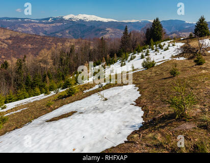 Début du printemps Carpates paysage du plateau avec les crêtes couvertes de neige en ce jour, l'Ukraine. Banque D'Images