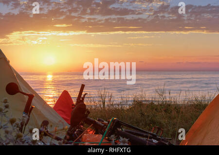 Yellow tente sur la plage, camping touristique sur le sable de la mer Banque D'Images