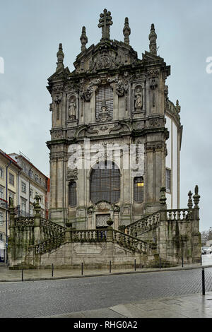 Des Clercs de l'église du 18e siècle de style Baroque, dans la vieille ville de la ville de Porto, Portugal, Europe Banque D'Images