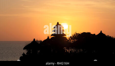 Temple de Tanah Lot est l'un des monuments les plus importants de Bali, qui est célèbre pour son unique paramètre offshore et le coucher du soleil des toiles Banque D'Images