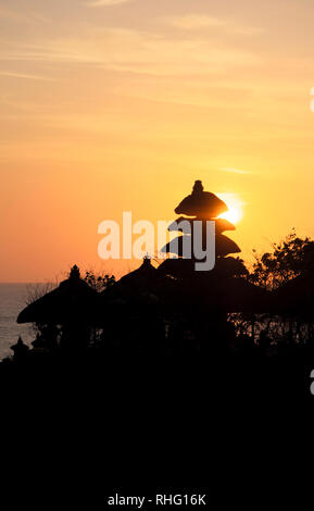 Temple de Tanah Lot est l'un des monuments les plus importants de Bali, qui est célèbre pour son unique paramètre offshore et le coucher du soleil des toiles Banque D'Images