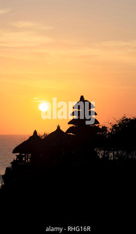 Temple de Tanah Lot est l'un des monuments les plus importants de Bali, qui est célèbre pour son unique paramètre offshore et le coucher du soleil des toiles Banque D'Images