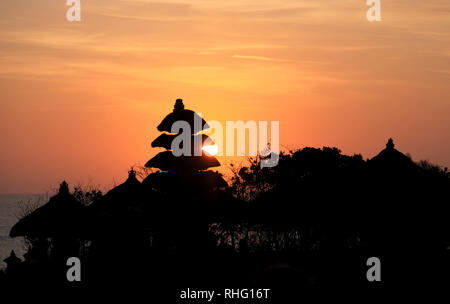 Temple de Tanah Lot est l'un des monuments les plus importants de Bali, qui est célèbre pour son unique paramètre offshore et le coucher du soleil des toiles Banque D'Images