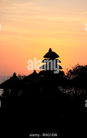 Temple de Tanah Lot est l'un des monuments les plus importants de Bali, qui est célèbre pour son unique paramètre offshore et le coucher du soleil des toiles Banque D'Images