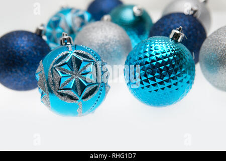 Décorations de noël bleues et argentées sur fond blanc Banque D'Images