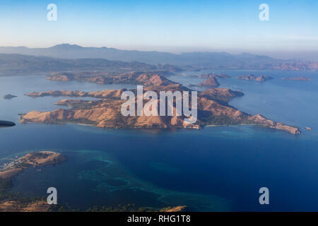 Vue aérienne de îles arides robuste dans Komodo, dans le Pacifique sud Banque D'Images