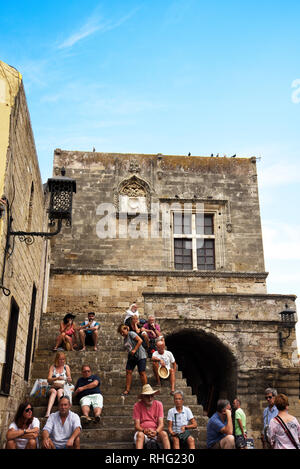 Hippocrate Place de la vieille ville fortifiée de Rhodes est la plus grande place de la ville, entouré de cafés et restaurants. C'est un excellent endroit pour manger Banque D'Images