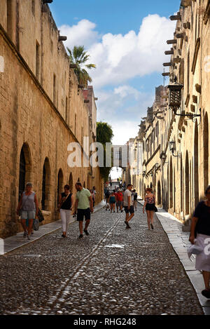 La rue des Chevaliers (Ippoton) était la maison du 14e siècle à la Chevaliers Hospitaliers qui ont régné sur Rhodes. Les DCI ont été divisés en 7 langues Banque D'Images