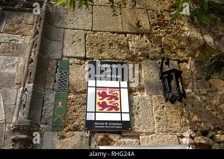 La rue des Chevaliers (Ippoton) était la maison du 14e siècle à la Chevaliers Hospitaliers qui ont régné sur Rhodes. Les DCI ont été divisés en 7 langues Banque D'Images