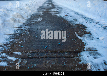 Toronto, Canada - Janvier 27th, 2019 : bleu canadien sel sur les routes pour mieux la fonte des glaces avec du chlorure de magnésium. Banque D'Images