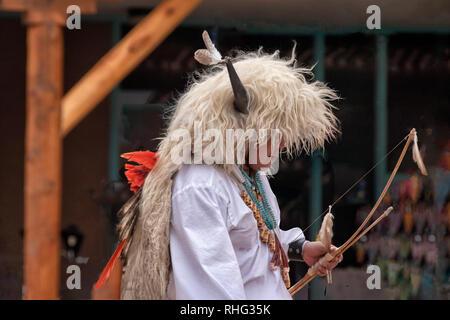 Albuquerque, NM, USA. Photo prise le 26/11/2018. Native American rituelles en danseuse costume authentique. Banque D'Images