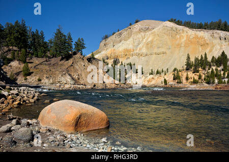 WY03098-00...WYOMING - collines colorées sur les rives de la rivière Yellowstone dans le secteur des chutes de la tour du Parc National de Yellowstone. Banque D'Images