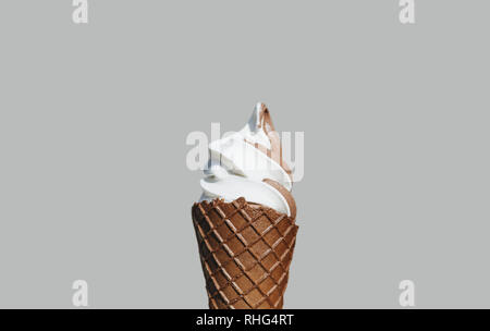 La crème glacée crème au chocolat cornet gaufré, isolé sur fond gris Banque D'Images