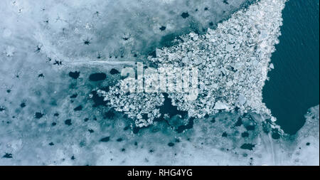 Lagune glaciaire d'icebergs à partir de ci-dessus. Vue aérienne. À partir de la glace fissurée sur drone. Concept de texture de fond. Banque D'Images